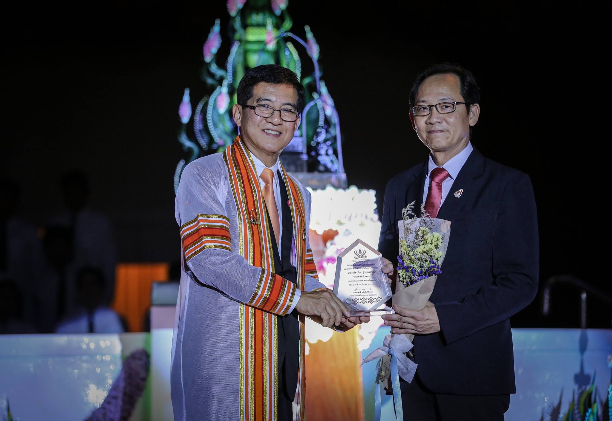 ศิษย์เก่ารุ่นที่  7  รับโล่รางวัลศิษย์เก่าเกียรติยศ ในงาน “สืบทอดปณิธาน อุดมการณ์มอดินแดง” ประจำปี 2560 