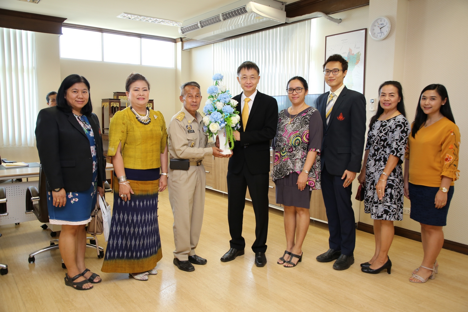 คณะวิทยาศาสตร์  มอบดอกไม้แสดงความยินดีกับศิษย์เก่าเคมี รุ่น ๖ ในโอกาสเข้ารับตำแหน่งรองผู้ว่าราชการจังหวัดขอนแก่น