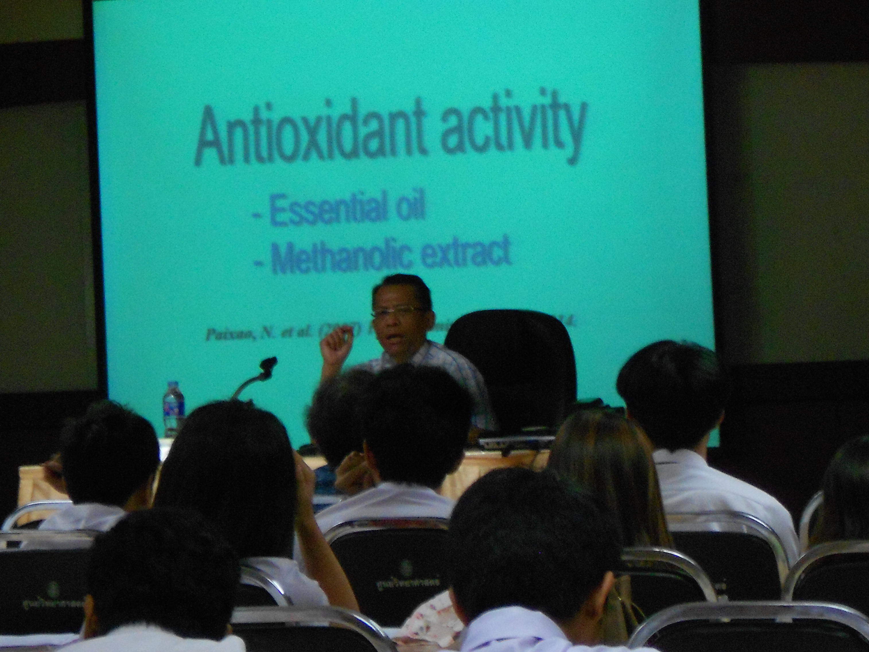 รศ.ดร. ศักดิ์สิทธิ์ จันทร์ไทย  รับเชิญบรรยายพิเศษเรื่อง “การวิเคราะห์สารทางผลิตภัณฑ์ธรรมชาติที่นำมาใช้ประโยชน์ทางชีวเคมี” ที่ ม.ราชภัฏสกลนคร 