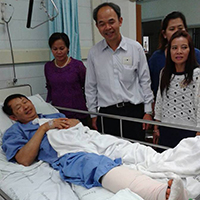 คุณศุภโชค อนุตระกูลชัย ประสบอุบัติเหตุขาหัก รักษาตัวที่ รพ.ศรีนครินทร์ (13 ก.พ.58)